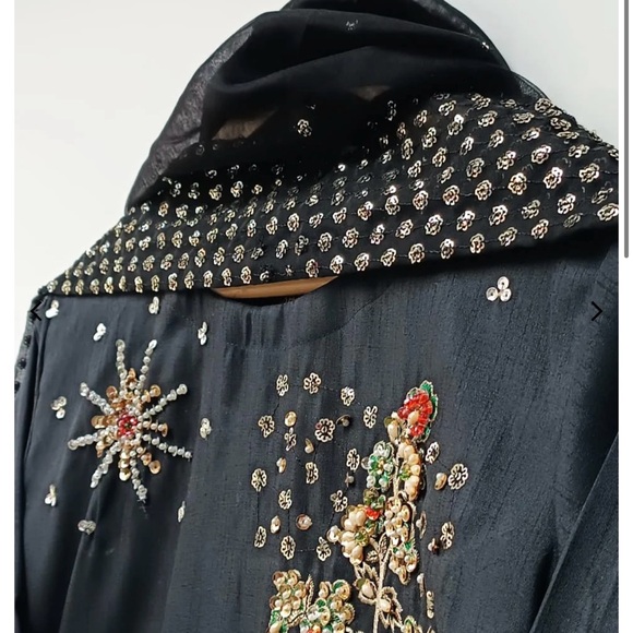 Black and Gold elegant 3 piece suit - Picture 4 of 8